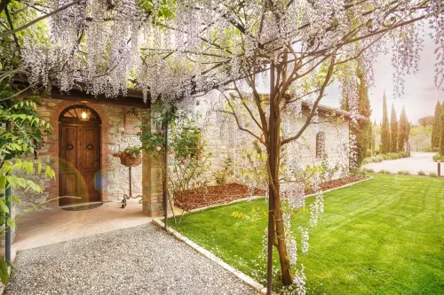 tuscanfarmhouseestate-30b-wisteria